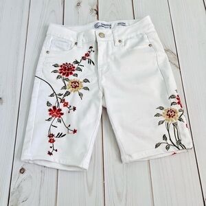 NWOT White Embroidered Floral Women's Shorts Size 6